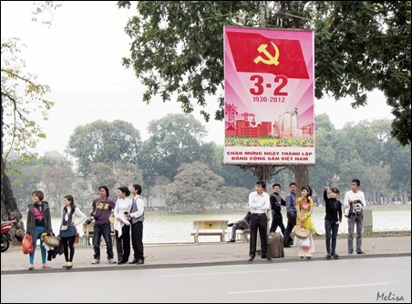 Suasana di sekitar Danau Hoan Kiem di kota Hanoi - ảnh 8