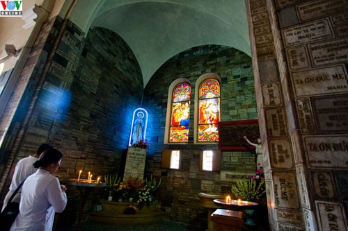 Gereja Duc Ba (Ibu Maria) di kota Ho Chi Minh (Vietnam Selatan) - ảnh 10