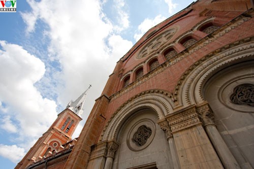 Gereja Duc Ba (Ibu Maria) di kota Ho Chi Minh (Vietnam Selatan) - ảnh 4