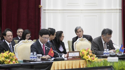 Menlu Vietnam Pham Binh Minh menghadiri semua  konferensi ASEAN di Kamboja - ảnh 1