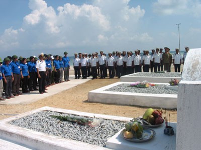 Mengenangkan  para pahlawan yang gugur di kepulauan Truong Sa - ảnh 1