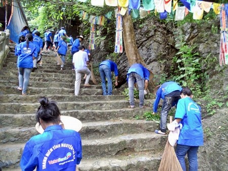 Asosiasi relawan “Menyalakan api hati” dengan obyek wisata Huong Son. - ảnh 4