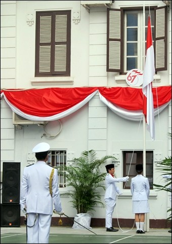 Upacara mengerek bendera memperingati ulth ke- 67 Hari Kemerdekaan RI di  Hanoi  - ảnh 1