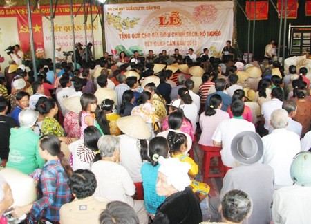 Kota Hai Phong memberikan bingkisan kepada obyek yang mendapat kebijakan prioritas dan orang miskin - ảnh 1