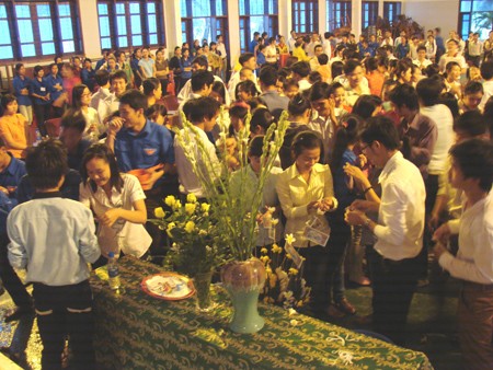 Hari Raya Tet Qui Ti 2013  penuh dengan perasaan tetangga Vietnam-Laos - ảnh 1