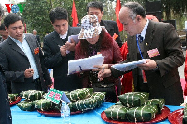 Lomba membuat kue Chung dan kue Day di festival Con Son-Kiep Bac(Hai Duong) - ảnh 5