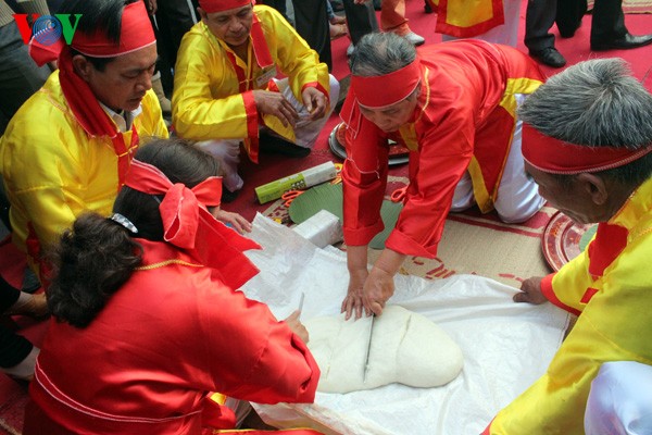 Lomba membuat kue Chung dan kue Day di festival Con Son-Kiep Bac(Hai Duong) - ảnh 8