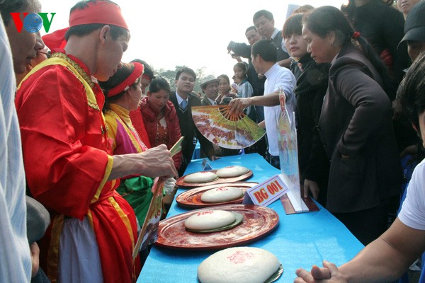 Lomba membuat kue Chung dan kue Day di festival Con Son-Kiep Bac(Hai Duong) - ảnh 9