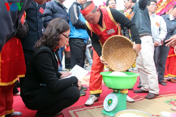 Lomba membuat kue Chung dan kue Day di festival Con Son-Kiep Bac(Hai Duong) - ảnh 3