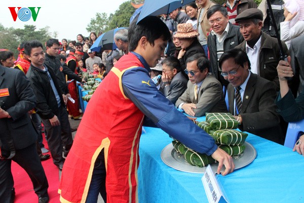 Lomba membuat kue Chung dan kue Day di festival Con Son-Kiep Bac(Hai Duong) - ảnh 4