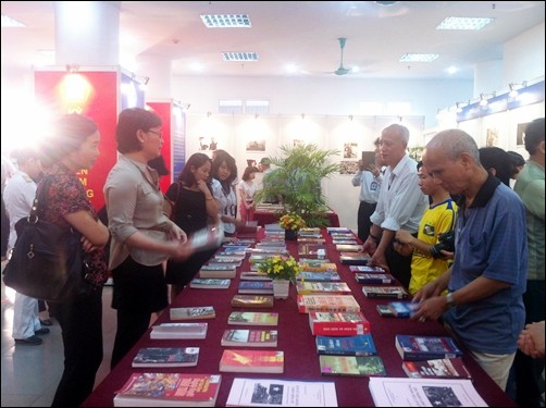 Pameran foto memperingati ultah ke-38  pembebasan total Vietnam Selatan dan penyatuan Tanah Air - ảnh 5