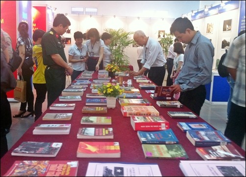 Pameran foto memperingati ultah ke-38  pembebasan total Vietnam Selatan dan penyatuan Tanah Air - ảnh 6