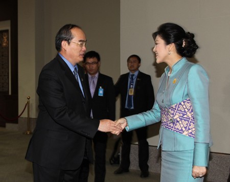 Deputy PM Nguyen Thien Nhan melakukan pertemuan dengan PM Thailand Yingluck Shinawatra - ảnh 1