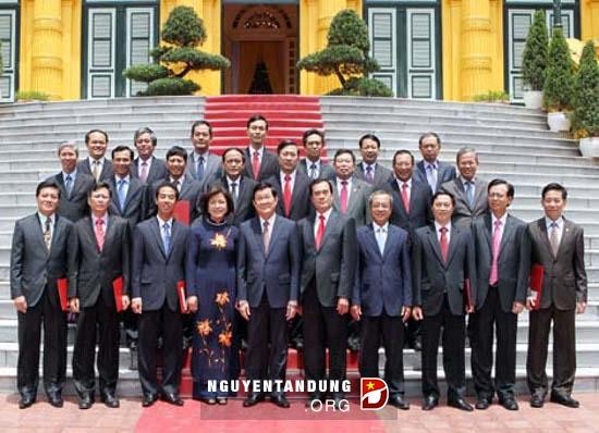 Presiden Vietnam menyampaikan keputusan mengangkat Dubes dan Konsul Jenderal Vietnam di luar negeri - ảnh 1