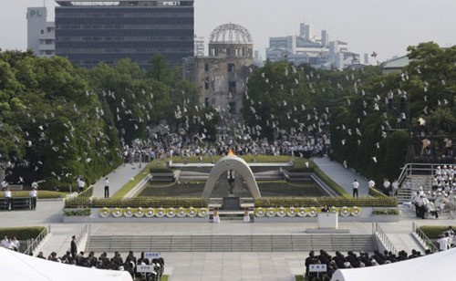 Jepang memperingati ultah ke-68 hari AS menjatuhkan bom atom ke Hiroshima - ảnh 1