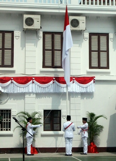 Upacara pengibaran bendera memperingati HUT ke- 68 Hari Kemerdekaan RI di Hanoi - ảnh 3