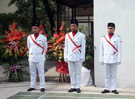 Upacara pengibaran bendera memperingati HUT ke- 68 Hari Kemerdekaan RI di Hanoi - ảnh 1