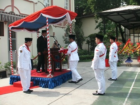 Upacara pengibaran bendera memperingati HUT ke- 68 Hari Kemerdekaan RI di Hanoi - ảnh 2