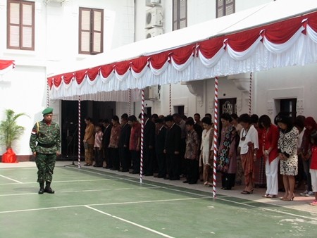 Upacara pengibaran bendera memperingati HUT ke- 68 Hari Kemerdekaan RI di Hanoi - ảnh 6