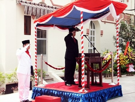 Upacara pengibaran bendera memperingati HUT ke- 68 Hari Kemerdekaan RI di Hanoi - ảnh 4