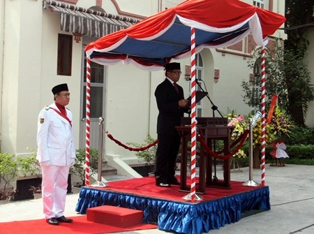 Upacara pengibaran bendera memperingati HUT ke- 68 Hari Kemerdekaan RI di Hanoi - ảnh 8