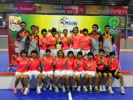 Futsal wanita Vietnam menjadi juara pertama Asia Tenggara - ảnh 1