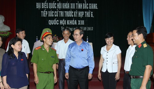 Deputi PM Nguyen Thien Nhan melakukan kontak dengan para pemilih di propinsi Bac Giang - ảnh 1