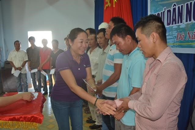 Da Nang menyampaikan 223 bingkisan kepada majikan kapal ikan dan nelayan - ảnh 1