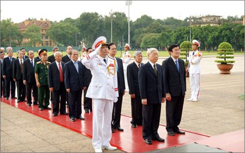 Upacara ziarah kenegaraan sehubungan dengan peringatan ult ke-67 Hari prajurit penyandang cacad dan pahlawan yang gugur (27-7) - ảnh 1