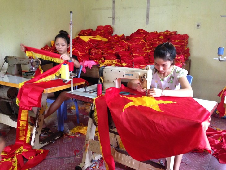 Satu keluarga orang Vietnam yang menjahit Bendera Nasional selama 70 tahun ini - ảnh 1