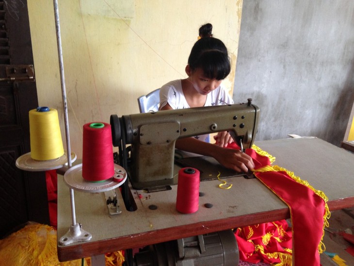 Satu keluarga orang Vietnam yang menjahit Bendera Nasional selama 70 tahun ini - ảnh 3