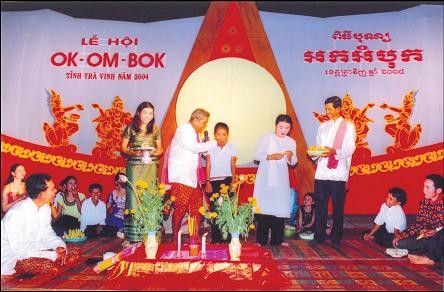 Festival Ok-Om-Bok dari etnis minoritas Khmer diakui sebagai Pusaka Budaya Nonbendawi Nasional - ảnh 1