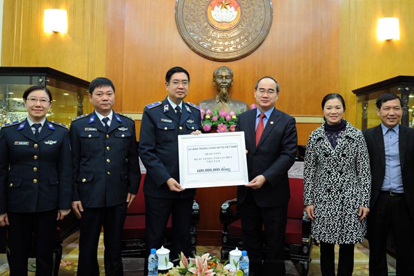 Memberikan VND 1,3 miliar kepada Markas Komando Polisi Laut dan pasukan patroli perikanan Vietnam - ảnh 1