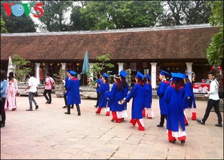 Memotret foto wisuda di kuil sastra Van Mieu - Quoc Tu Giam - ảnh 2