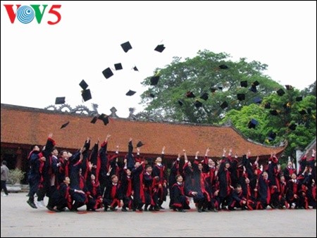 Memotret foto wisuda di kuil sastra Van Mieu - Quoc Tu Giam - ảnh 5