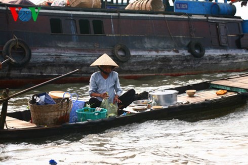 Pasar terapung Cai Be -  destinasi  wisata di Kawasan Nam Bo Barat - ảnh 8