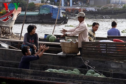 Pasar terapung Cai Be -  destinasi  wisata di Kawasan Nam Bo Barat - ảnh 11