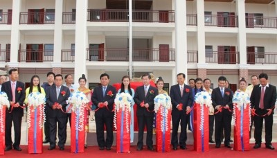 Vietnam memberikan sekolah kepada Laos - ảnh 1