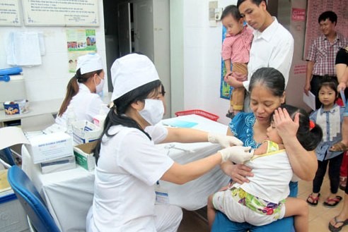 Kampanye suntikan vaksinasi Morbili- Rubela telah turut mengekang wabah penyakit morbili di Vietnam - ảnh 1