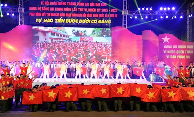 Program kesenian “Dengan kebanggaan maju di bawah bendera Partai” - ảnh 1