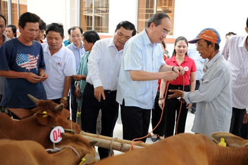 Ketua Pengurus Besar Front Tanah Air Vietnam menghadiri Pesta Persatuan Besar Bangsa di propinsi Tra Vinh - ảnh 1