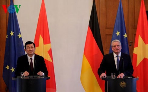 Presiden Truong Tan Sang dan Presiden Jerman, Joachim Gauck melakukan jumpa pers  - ảnh 1