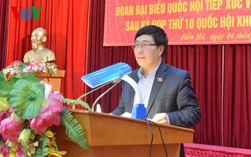 Deputi PM Pham Binh Minh melakukan kontak dengan para pemilih propinsi Quang Ninh - ảnh 1