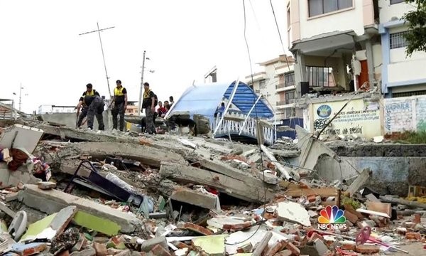 Presiden Ekuador, Rafael Correa melakukan inspeksi di kawasan yang terkena dampak gempa bumi - ảnh 1