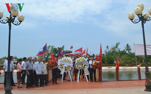 Upacara membakar hio memperingati ultah ke-126 Hari Lahirnya Presiden Ho Chi Minh. - ảnh 1