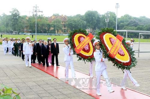 Pemimpin Partai dan Negara berziarah kepada Mousolium Presiden Ho Chi Minh - ảnh 1