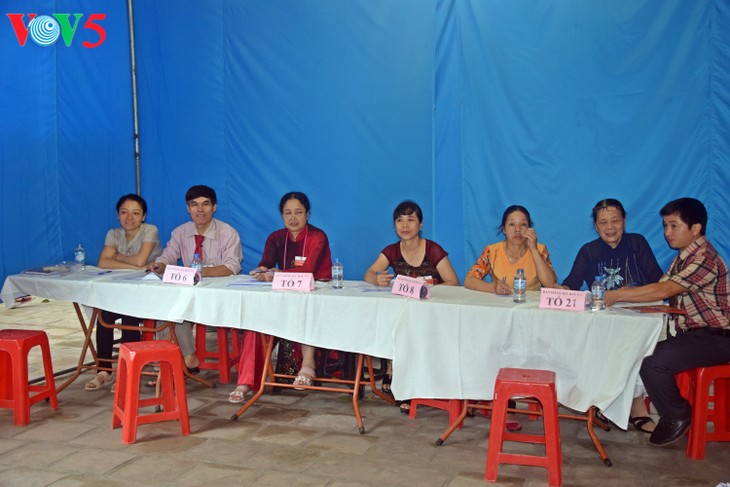 Suasana pemilu yang bergelora di kecamatan Phuong Lien, distrik  Dong Da, Ibukota Hanoi. - ảnh 4