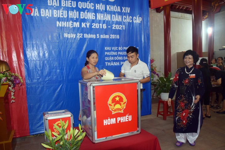 Suasana pemilu yang bergelora di kecamatan Phuong Lien, distrik  Dong Da, Ibukota Hanoi. - ảnh 9