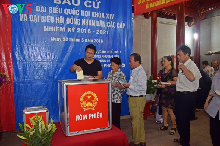 Suasana pemilu yang bergelora di kecamatan Phuong Lien, distrik  Dong Da, Ibukota Hanoi. - ảnh 8