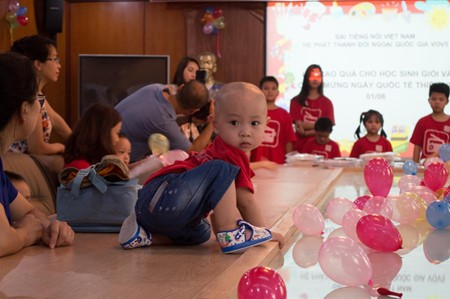 VOV5 mengadakan upacara penyampaian bingkisan kepada anak-anak sehubungan dengan Hari Anak-Anak Internasional 2016 - ảnh 5